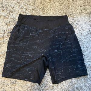 Lululemon Black Camo Linerless shorts 7’
